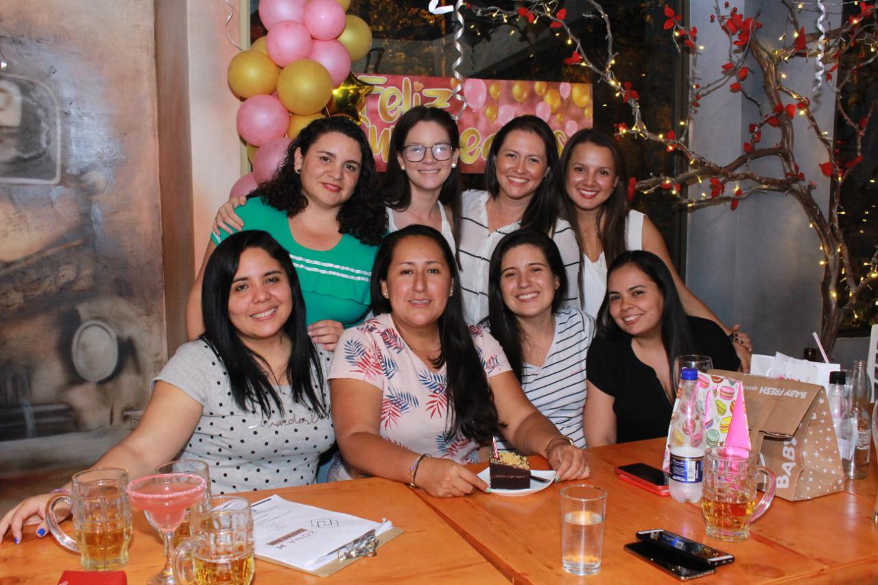 De pie: Paola Tovio, Paula Serrano Herrera, Tatiana Villareal y  Yesica Cadena. Sentadas: Melanie Fragua, la homenajeada, Deisy Chantre; Alejandra Cuellar y Ana Milena Díaz.
